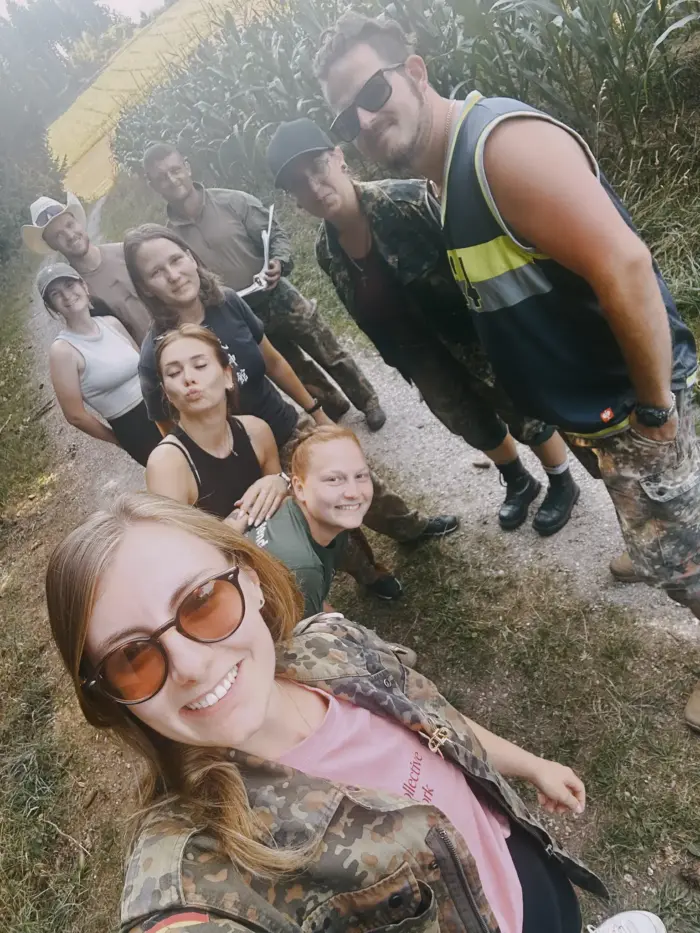 Ein Selfie mehrerer Jugendlicher auf dem Feldweg zwischen den Maisfeldern.